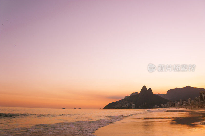 美丽的日落在伊帕内玛海滩在里约热内卢de Janeiro